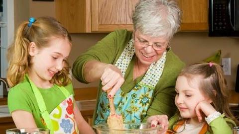 Γιατί δεν πρέπει να «φορτώνουμε» τα παιδιά στις γιαγιάδες (κι ας είναι πάντα πρόθυμες)